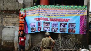 memasang-spanduk-disela-sela-VV.jpg