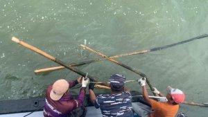 membongkar-pagar-laut-di-perairan-Tangerang.jpg
