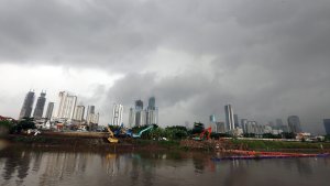 mendung-menyelimuti-wilayah-jakarta_20220609_164509.jpg
