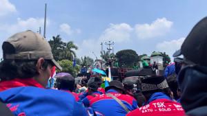 menggelar-aksi-unjuj-rasa-di-depan-gedung.jpg