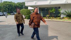 menko-perekenomian-sekaligus-ketua-umum-golkar-airlangga-hartarto-di-istana-kepresidenan.jpg
