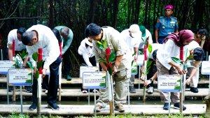 menteri-lingkungan-hidup-dan-kehutanan-lhk-siti-nurbaya-memimpin-aksi.jpg