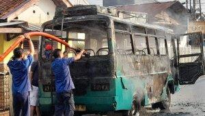 microbus-terbakar12.jpg