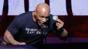 mike-tyson-siap-kembali-naik-ring-hadapi-youtuber_20240514_201942.jpg