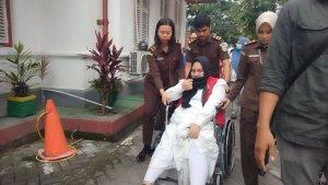 mira-hayati-pakai-kursi-roda.jpg