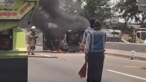 mobil-Honda-Jazz-terbakar-hebat-di-Tol-JORR-KM-46-arah-Jatiasih-Jakarta-Timur.jpg