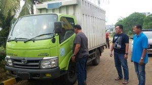 mobil-boks-yang-digunakan-karyawan-minimarket-saat-berpura-pu_20181104_194253.jpg