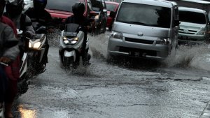mobil-dan-motor-terjang-genangan-air-usai-hujan-di-jakarta_20160622_142048.jpg