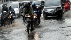 mobil-dan-motor-terjang-genangan-air-usai-hujan-di-jakarta_20160622_142212.jpg