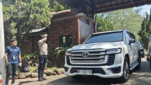 mobil-gibran-tinggalkan-hambalang.jpg