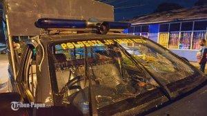 mobil-polisi-polresta-jayapura-dirusak-pemuda-di-argapura.jpg