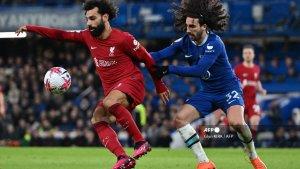 mohamed-salah-kiri-bersaing-dengan-bek-chelsea-marc-cucurella.jpg