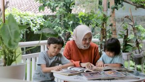 mom-and-kids-mengajarkan-anak-membaca_20211120_153032.jpg