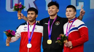 momen-rahmat-erwin-raih-emas-asian-games-2022-dan-rekor-dunia_20231004_074445.jpg
