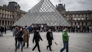 museum-louvre-di-paris-kembali-dibuka-untuk-umum_20200304_202111.jpg
