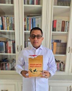 ngasiman-luncurkan-bukuuu.jpg