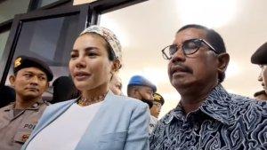 nikita-mirzani-kiri-kuasa-hukum-fahmi-bachmid-kanan.jpg