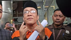 noek-pakai-peci.jpg