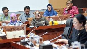 okta-kerudung-cokelat-nihh.jpg