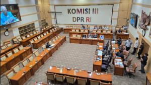 omisi-III-DPR-RI-Fraksi-PDIP-I-Wayan-Sudirta-menanyakan-motiva.jpg
