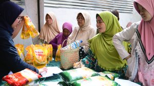 operasi-pasar-warga-antre-membeli-kebutuhan-bahan-pokok-murah_20220829_143522.jpg