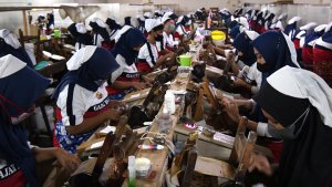 pabrik-rokok-gajah-baru-serap-tenaga-kerja-lokal_20230205_191618.jpg