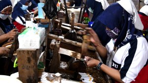 pabrik-rokok-gajah-baru-serap-tenaga-kerja-lokal_20230205_192145.jpg