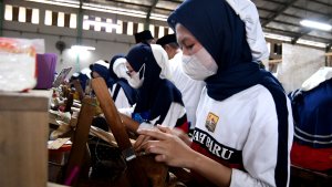 pabrik-rokok-gajah-baru-serap-tenaga-kerja-lokal_20230205_192800.jpg