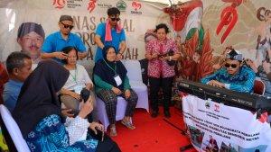 pameran-hari-jadi-ke-79-jateng-stan-penyandang-disabilitas-manjakan-pengunjung-lewat-pijat-refleksi.jpg