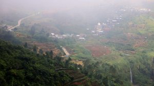 panorama-jalan-di-atas-awan-batang-menuju-dieng_20200706_112811.jpg