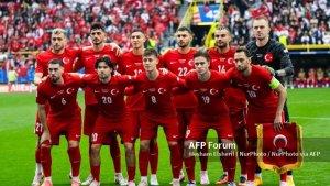 para-pemain-turki-berpose-untuk-foto-tim-pada-pertandingan-penyisihan-grup-uefa.jpg