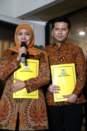 partai-golkar-resmi-usung-khofifah-dan-emil-dardak_20240517_210145.jpg