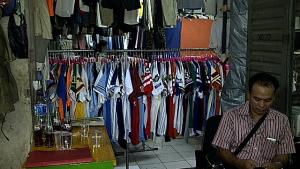 pedagang-baju-bekas-di-pasar-senen_20150813_105846.jpg