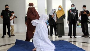 pelaksanaan-hukuman-cambuk-di-banda-aceh_20201207_235934.jpg