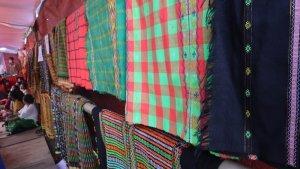 pelaku-ekonomi-kreatif-labuan-bajo-menjajakan-kain-tenun.jpg