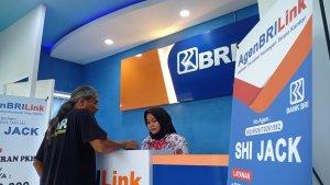 pelanggan-melakukan-transaksi-di-gerai-brilink-shi-jack.jpg