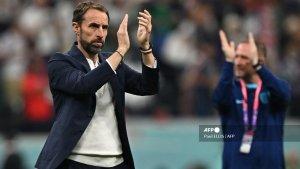 pelatih-inggris-00-gareth-southgate-memberi-tepuk-tangan.jpg