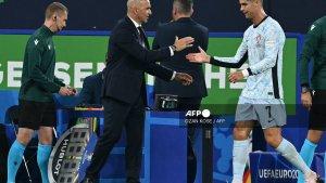 pelatih-portugal-roberto-martinez-berjabat-tangan-dengan-penyerang-portugal-07-cristiano-ronaldo.jpg