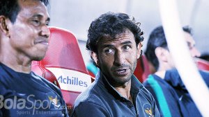 pelatih-timnas-u-23-luis-milla-mengobrol-dengan-asistennya-bima-sakti_20180816_104950.jpg