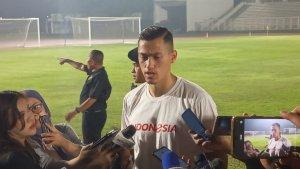 pemain-timnas-indonesia-jay-idzes-saat-diwawancarai-usai-mengikuti-sesi-latihan-di-stadion-madya.jpg
