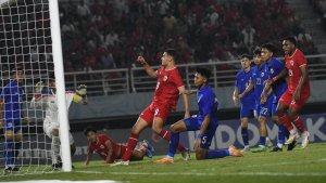 pemain-timnas-indonesia-jens-raven-mencetak-gol-ke-gawang-thailand-di-final.jpg
