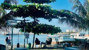 pemandangan-indah-kedai-kopi-tempat-ngopi-tepian-laut-dekat-pelabuhan-merak-banten.jpg