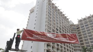 pemasangan-spanduk-aset-negara-di-hotel-sultan_20231004_161902.jpg