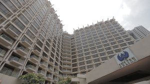 pemasangan-spanduk-aset-negara-di-hotel-sultan_20231004_162059.jpg
