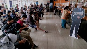 pembayaran-pajak-kendaraan-bermotor-di-kantor-samsat_20220509_151326.jpg