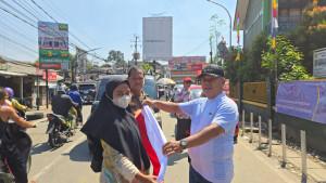 pemkab-bogor-pembagian-bendera-merah-putih.jpg