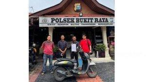 pemuda-lupa-parkir-motor.jpg
