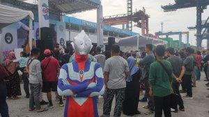 pemudik-bernama-iqbal-alam-24-berkostum-ultraman.jpg