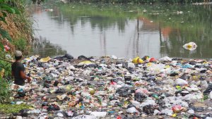 pemulung-cari-limbah-plastik-di-aliran-das_20160225_173834.jpg