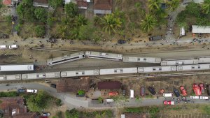 penampakan-dari-udara-lokasi-kecelakaan-kereta-api_20231017_220920.jpg